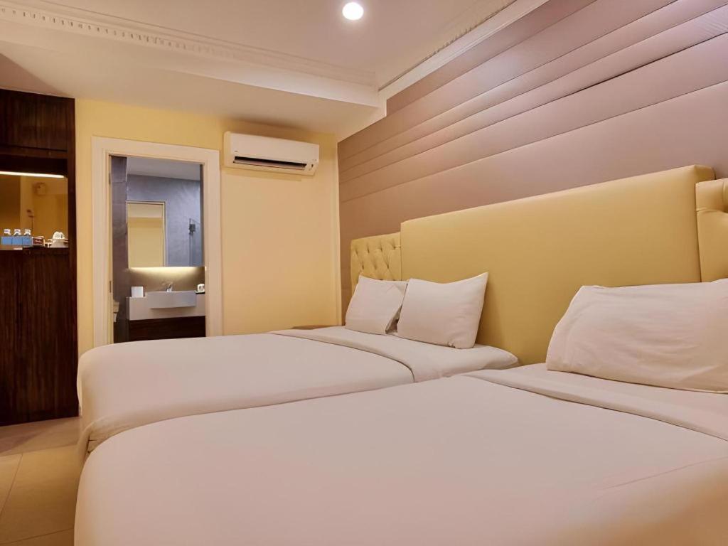 Ritzton Hotel Johor Bahru Bagian luar foto