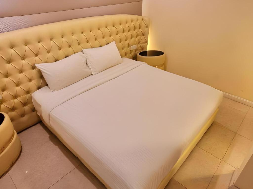 Ritzton Hotel Johor Bahru Bagian luar foto