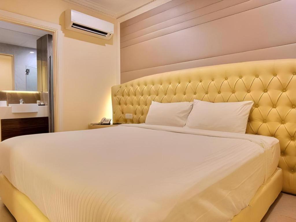 Ritzton Hotel Johor Bahru Bagian luar foto