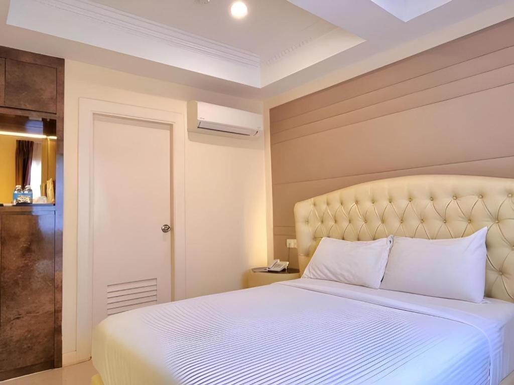 Ritzton Hotel Johor Bahru Bagian luar foto
