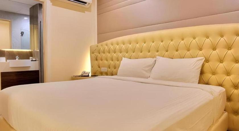 Ritzton Hotel Johor Bahru Bagian luar foto
