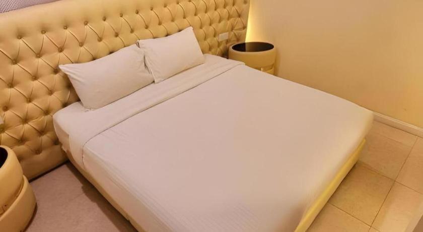 Ritzton Hotel Johor Bahru Bagian luar foto